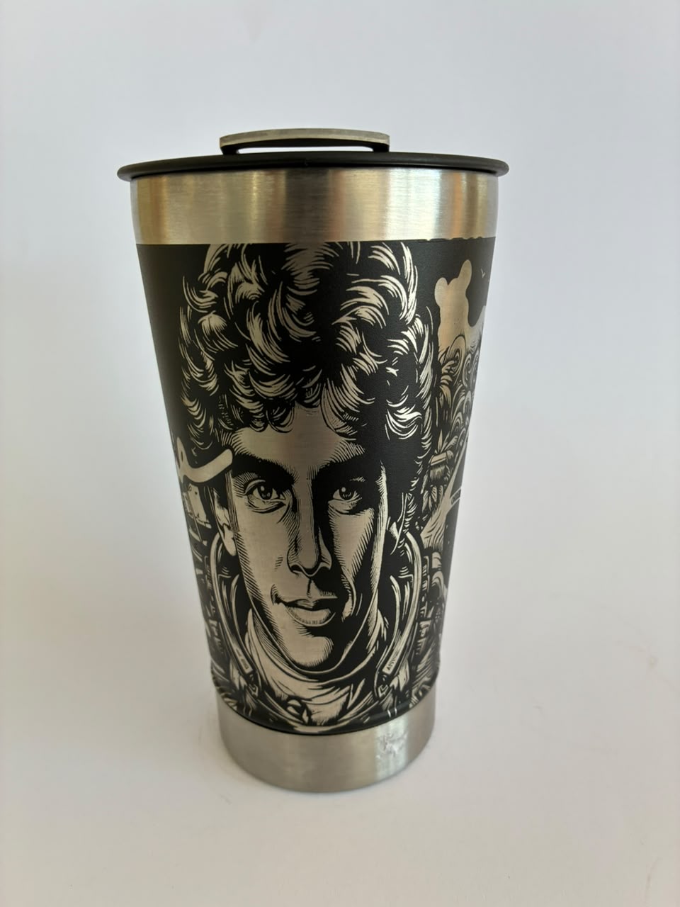 Copo Térmico Lenda do Automobilismo Brasileiro Ayrton Senna com Tampa e Abridor 500ml